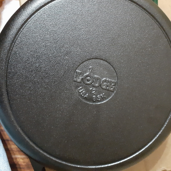 NWOT Lodge Seasoned cast iron skillet ONLY 10.25 inch with free POT HOLDER - Picture 3 of 8